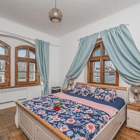 Carolina'S Romantic Apartment Градец-Кралове Экстерьер фото