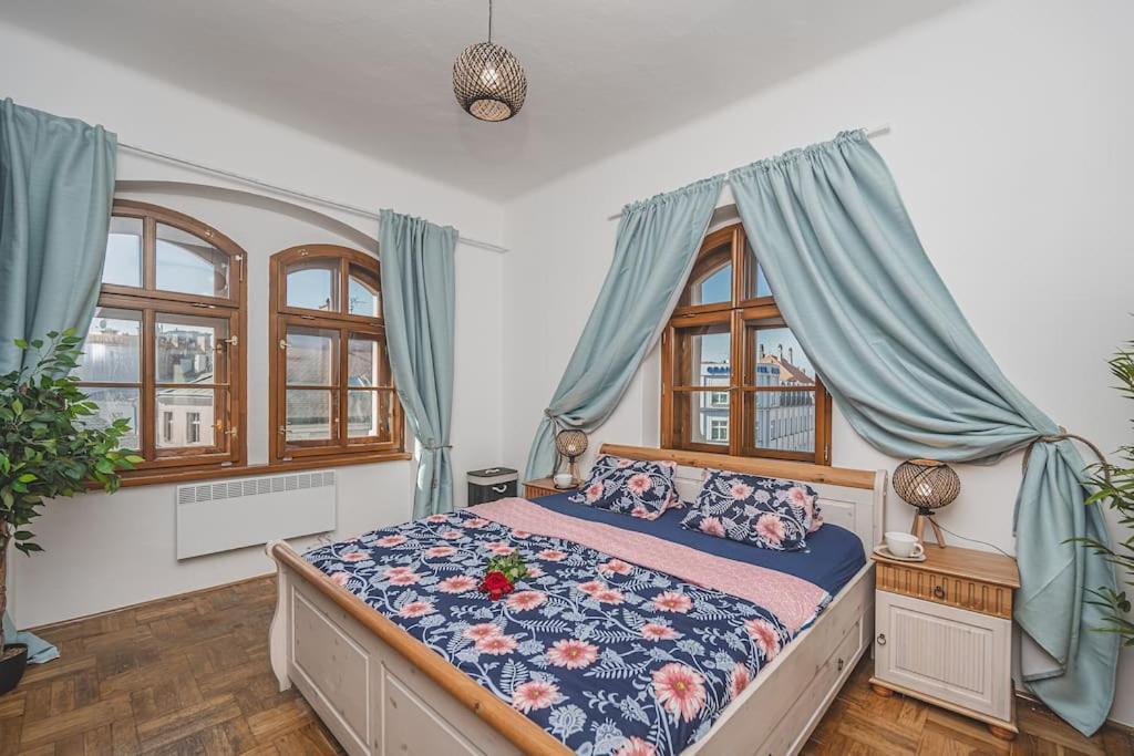 Carolina'S Romantic Apartment Градец-Кралове Экстерьер фото